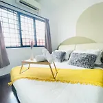 8 Pax Homestay Near Axiata Arena & Pavilion 2