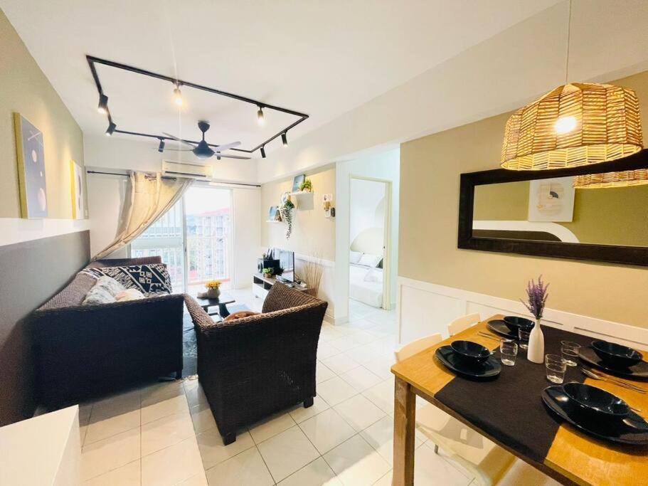 8 Pax Homestay Near Axiata Arena & Pavilion 2 *