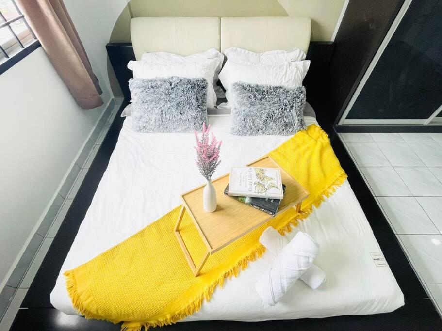 8 Pax Homestay Near Axiata Arena & Pavilion 2 *