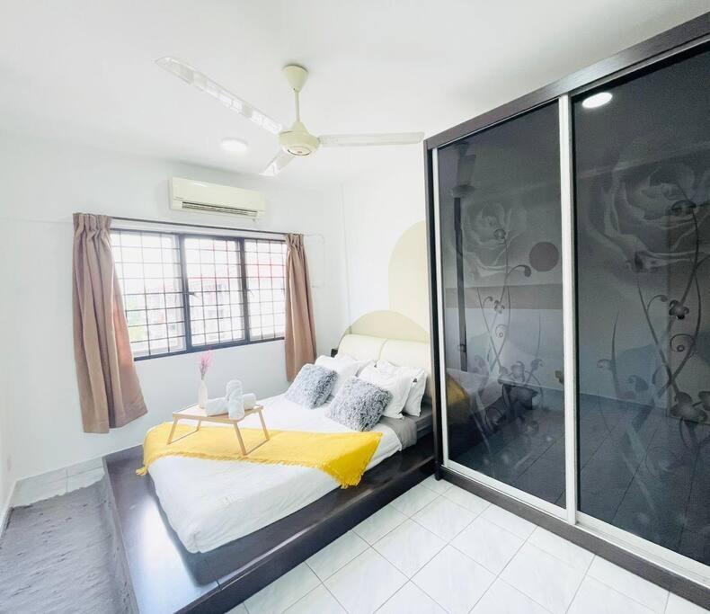 8 Pax Homestay Near Axiata Arena & Pavilion 2 Pangsapuri