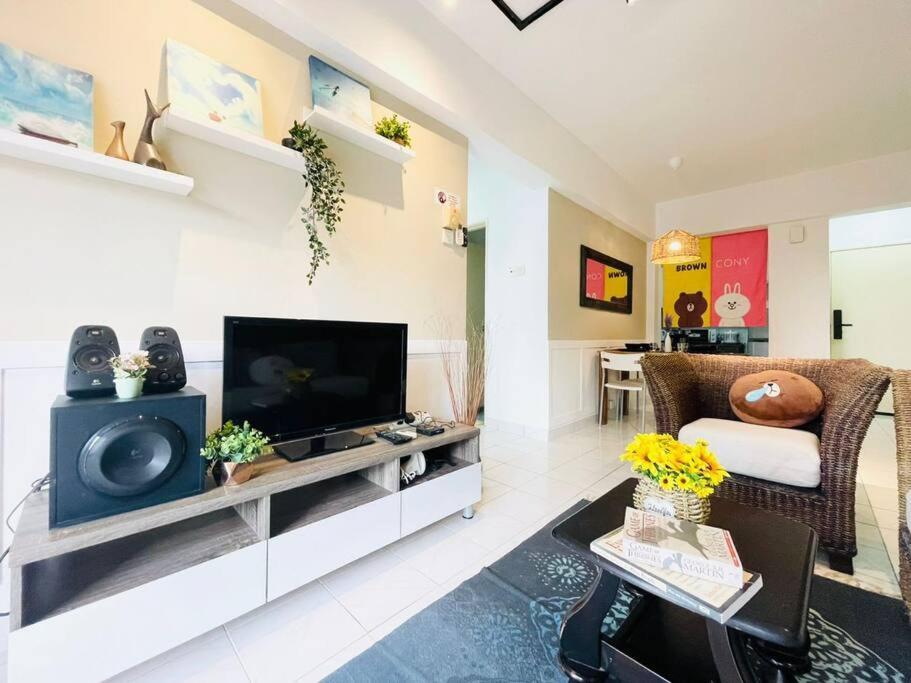 8 Pax Homestay Near Axiata Arena & Pavilion 2 Apartemen